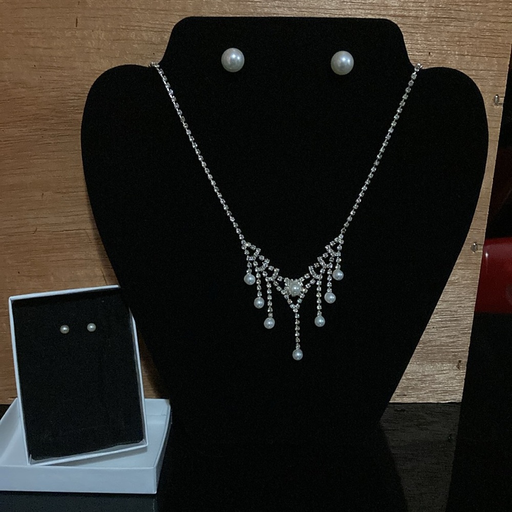 Dressy rhinestone and faux pearl necklace with earrings - Picture 5 of 5